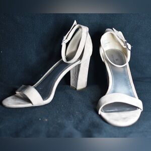 Worthington Women's Tan Suede Heeled Sandal.
Good Condition. Size of 10